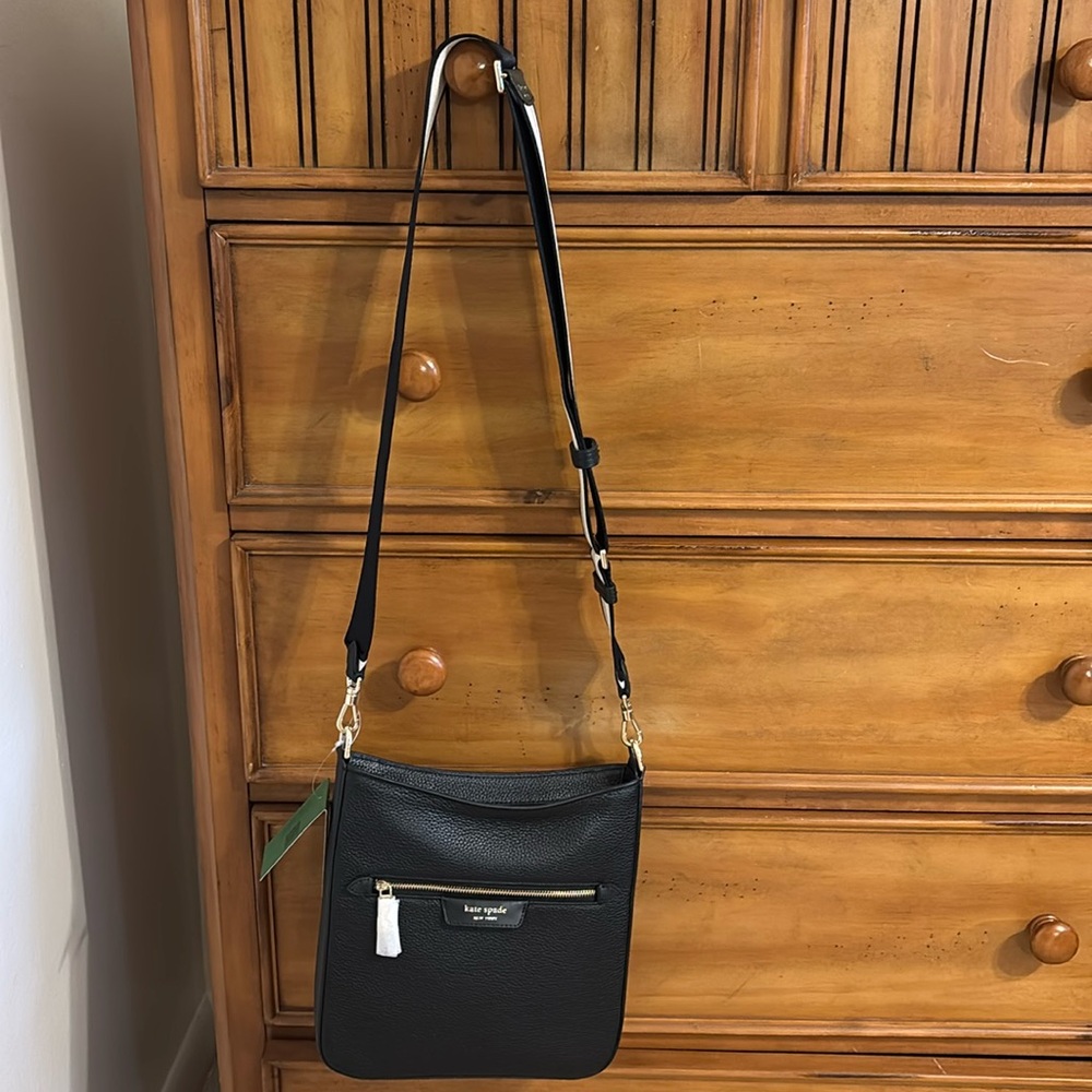 Brand new Kate spade black shoulder purse!! Very stylish and comes new with tags